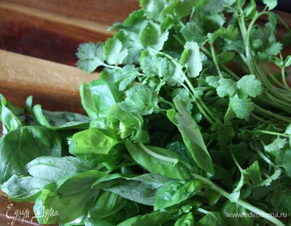 Зелень порубим мелко,мяты я не нашла,добавила сушеную.