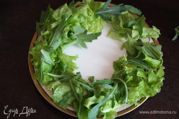 На тарелку выкладываем нарванную зелень,овощной салатик,выкладываем кусочки курицы и поливаем сверху соусом.