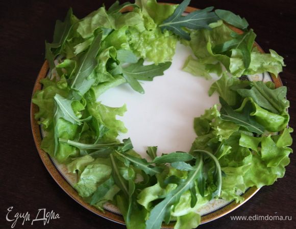 На тарелку выкладываем нарванную зелень,овощной салатик,выкладываем кусочки курицы и поливаем сверху соусом.