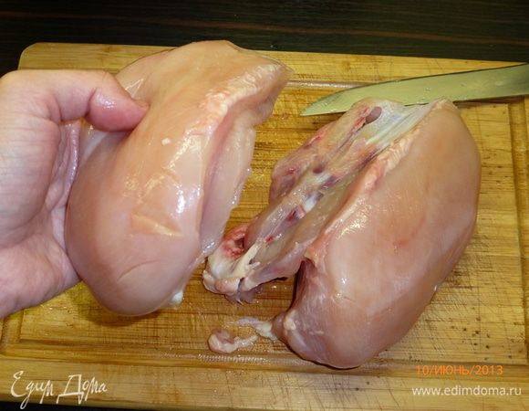 Отделяем мясо от костей или же используем готовое филе.