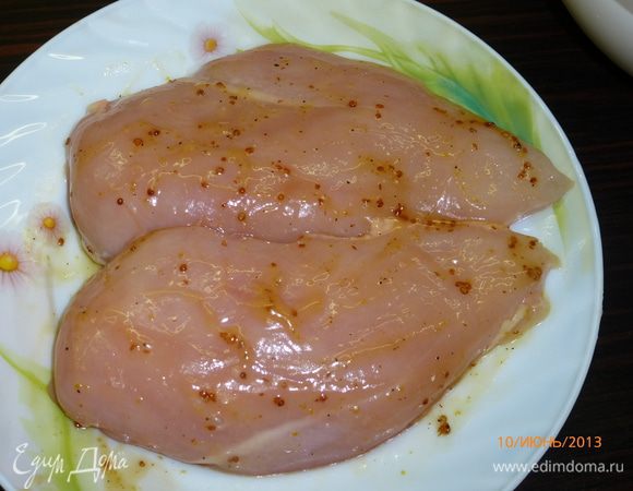 Куриное филе смажем частью заправки (мне хватило 1.5 ст.л) и оставим мариноваться 15 мин как минимум. Этого времени хватит чтобы подготовить остальные ингредиенты салата.