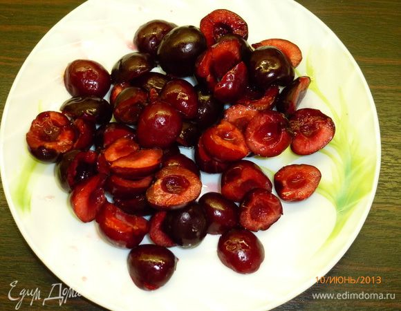 В это время очищаем черешню от косточек, разрезаем ее пополам.