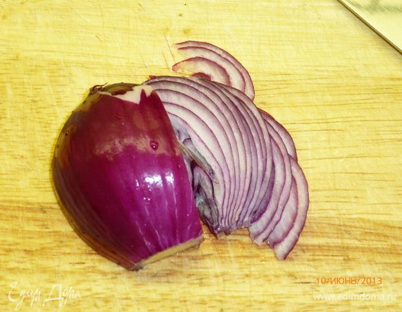 Нарезаем лук тонкими перьями и маринуем в 1 ст.л заправки. 