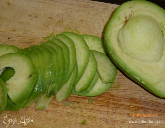 Очищаем авокадо, удаляем косточку, нарезаем дольками, поливаем 1 ст.л заправки.