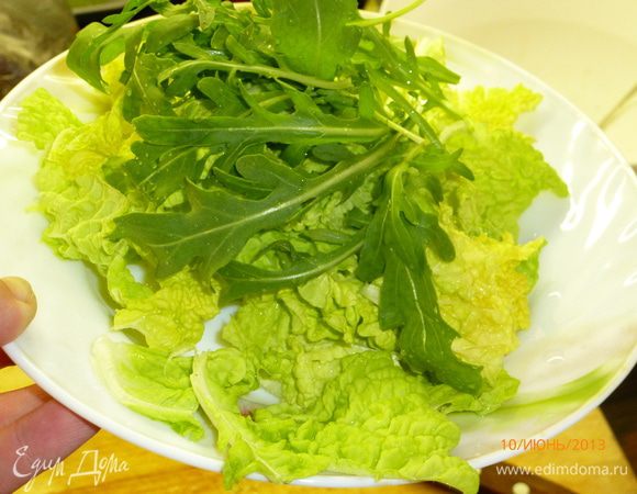 Подготавливаем зелень. Я использовала салат-латук (порвала руками) и рукколу.