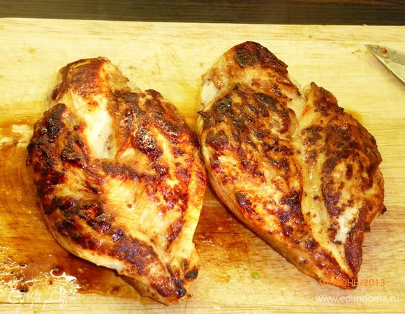 Куриное филе обжариваем на сковороде до готовности. Немного остужаем и нарезаем тонкими ломтиками.