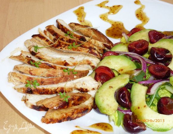 Теплые ломтики курицы выкладываем рядом. Сразу подаем на стол. Приятного аппетита!