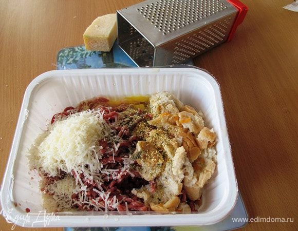 Замочить булку в воде или бульоне.
В фарш добавить яйцо, соль, черный перец и размоченую булку. Все хорошо перемешать и вымесить фарш.