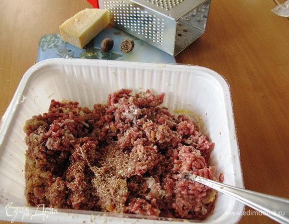 К фаршу добавляем натертые кардамон и пармезан и снова перемешиваем.
