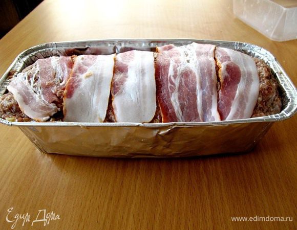 Получившийся рулет оборачиваем беконом.
Выпекаем 50 минут при температуре 200 градусов.