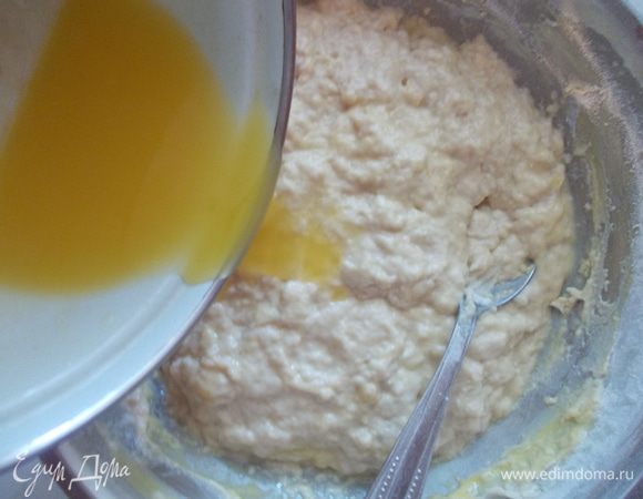 В просеянную муку добавляем сахар, соль, ванильный сахар, яйца, дрожжи с молоком и замешиваем тесто. Затем вливаем растопленное масло (не горячее).