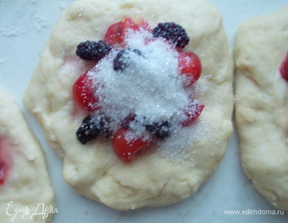 Затем начинку посыпаем сахаром по 1 ч. л.