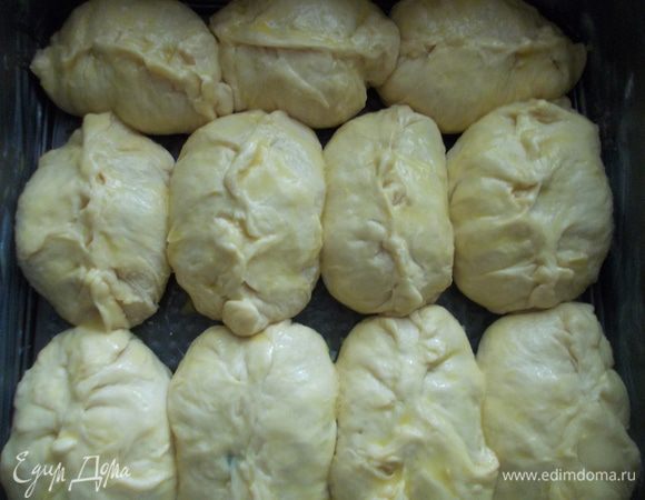 Затем лепим пирожки, укладываем их в смазанную маслом форму и смазываем взбитым яйцом или молоком. ставим в теплое место, пока пирожки снова не подымутся. Выпекать 20-25 минут при температуре 200 С.