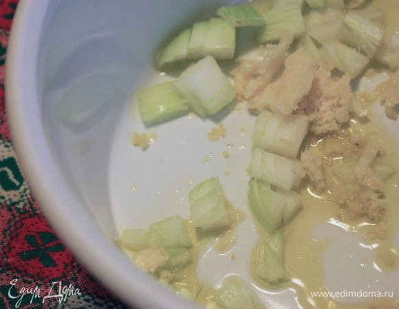 Рубим лук, смешиваем с имбирем и оливковым маслом отправляем все в микроволновку на 2 минуты полной мощности (800W), чтобы лук размяк.