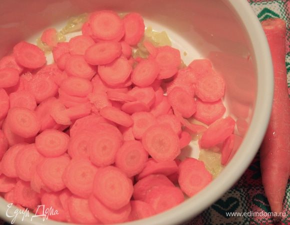 Добавляем морковь. И опять на пару минут, до ее размягчения.