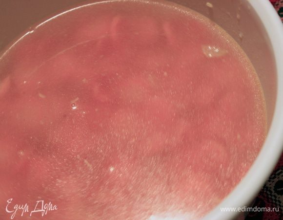 Заливаем все бульоном и обратно в микроволновку на 10 минут до полного приготовления моркови.