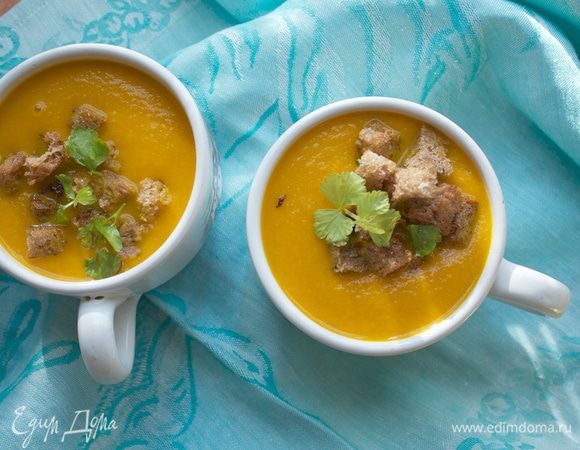 В итоге получаем очень легкий супчик без ярко-выраженного вкуса варенной моркови. 
Приятного аппетита