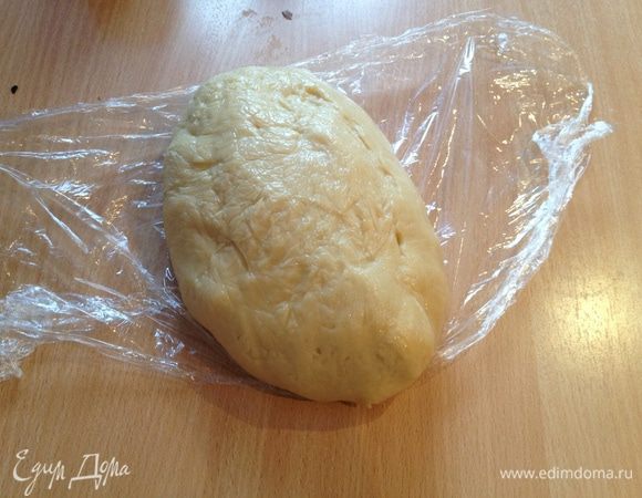 Делаем углубление в смеси, куда кладем заранее смешанные яйца, сметану, сахар, соль, быстро замешиваем тесто и выносим в прохладное место на 15-20 минут, после чего тесто раскатываем в пласт толщиной 1 см.