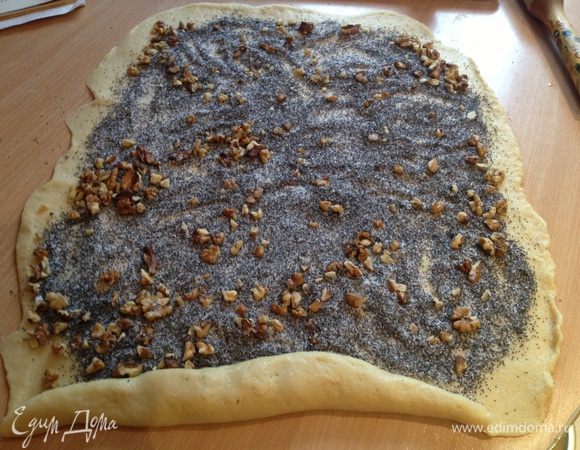 Смешиваем толченный мак, сахар и орехи и засыпаем им пласт.