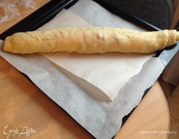 Готовый рулет укладывают на пергаментную бумагу, смазанную маслом. Верх рулета смазывают взбитым яйцом.  Рулет выпекают в течении 30-35 минут при температуре 230-240 градусов, иначе тесто будет сырым.
