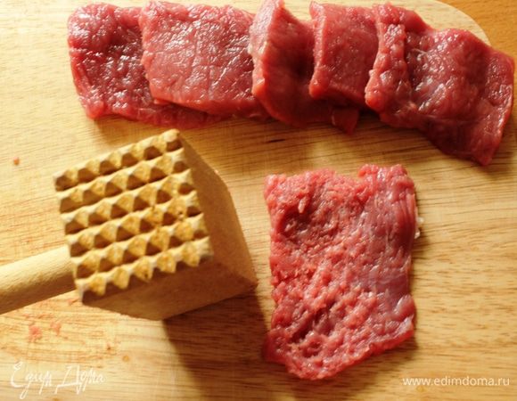 Говяжью мякоть нарезать поперек волокон на тонкие небольшие ломтики. Обжарить на растительном масле с обеих сторон по 1–2 минуты с добавлением 1 ч. л. соевого соуса.