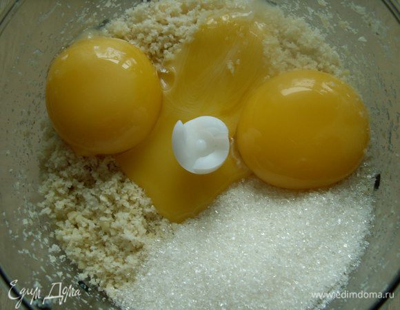  Добавляем желтки, сахар, масло и вино и снова взбиваем.