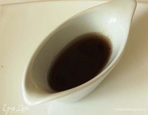 Для заправки смешать оливковое масло, соевый и вустерширский соусы, выдавить чеснок и все хорошо перемешать.