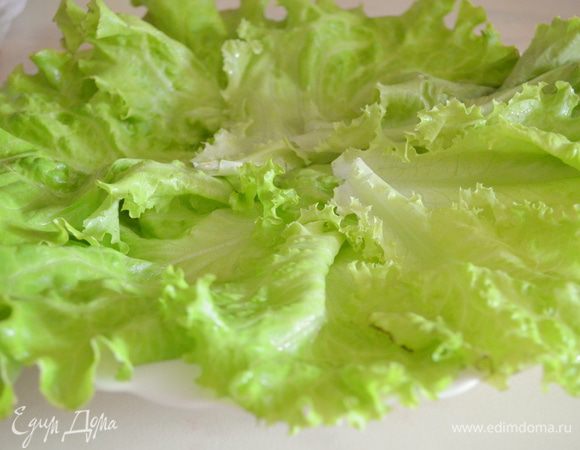 На большом блюде разложить листья салата (естественно их надо промыть и обсушить заранее)