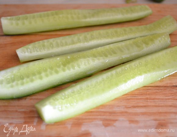 Огурцы моем, чистим и убираем семена. Режем на маленькие кубики