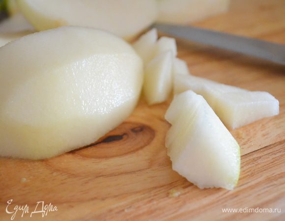  Груши тоже моем, чистим и режем на такие же кубики по размеру как и огурец.
