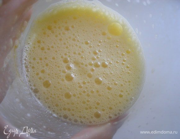 Венчиком слегка взбить яйца.