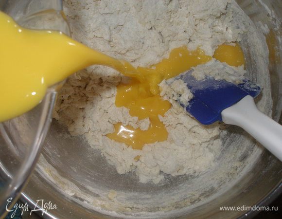 Добавить яйца и снова перемешать до однородности.