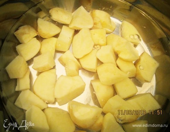 Чистим картофель, режем и варим до готовности.