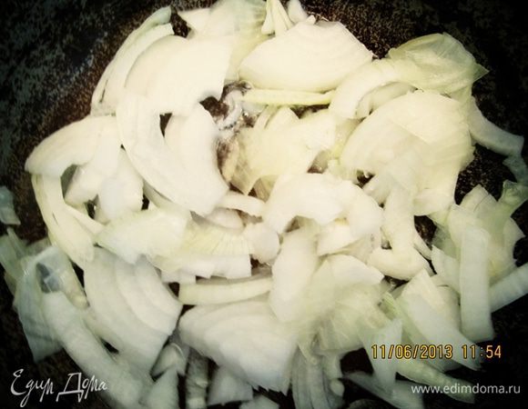 Луковицу шинкуем полукольцами и обжариваем до прозрачности.