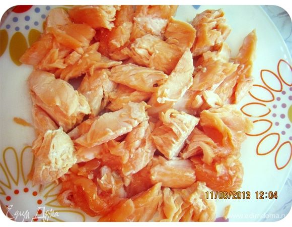 Чистим рыбу от шкурки и коричневого слоя. Должны получиться вот такие порционные кусочки. Креветки (у меня уже варенные)  очистить от панциря и залить на 1 минуту кипятком. Отложить отдельно на тарелку.