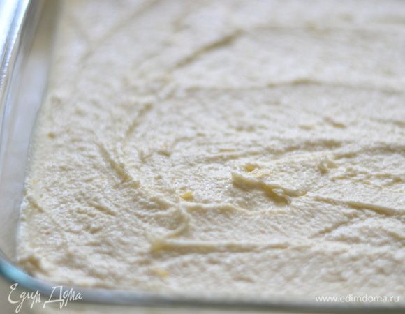 Стеклянную форму ни чем не присыпать, не смазывать, просто выложить творожную массу и выровнять. Выпекать при температуре 170 градусов минут 20-25.