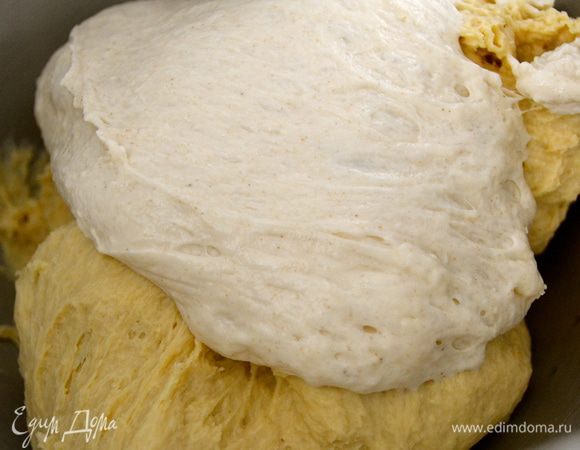 Замесить тесто вручную или с помощью тестомешалки... В любом случае, к муке добавить сначала растворенные в воде с солодом дрожжи. Затем добавить оставшуюся воду, в которую предварительно добавить растительное масло и соль. Как следует замесить. В конце добавить опару и выместить еще раз тесто. Вымешивать около 10 минут.   