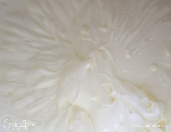 Тем временем взбить сметану с сахаром.