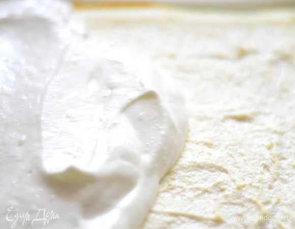 Вынуть запеканку из духовки, обильно смазать сметанным кремом и отправить выпекать еще минут 10, не больше.