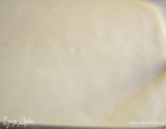 Готовую запеканку остудить, острым ножом провести вдоль стенок формы, отделяя от них запеканку.