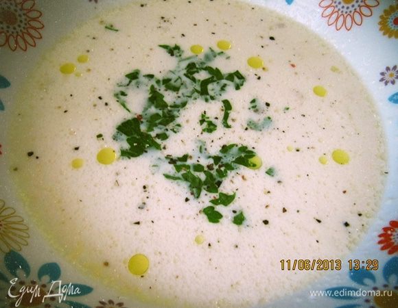 "Собираем" суп. Сливаем с картофеля воду, заливаем процеженным бульоном, измельчаем блендером в пюре. Следом наливаем 1 л. молока и тщательно перемешивая доводим до кипения. Добавляем рыбу, лук, креветки. Даем покипеть 1-2 минуты. Солим по вкусу. Я еще добавила измельченный лавровый лист. Сливки и слив. масло добавляю в самом конце и сразу же выключаю суп. При подаче украшаю мелко нарезанной петрушкой и смесью 5 перцев из мельнички. Приятного аппетита!