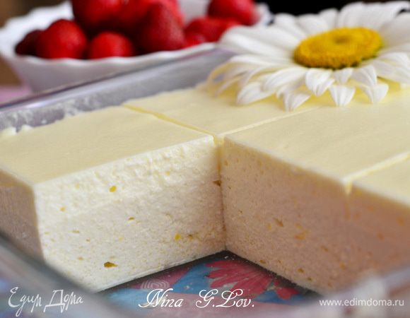 Нарезать на порционные кусочки и подавать к столу, например с клубничным соусом.