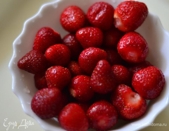 Для клубничного соуса клубнику промыть, пюрировать в блендере, поставить на огонь, добавить сахар, лимонный сок и проварить, пока сахар не растворится.