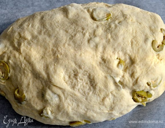 Придать хлебу продолговатую форму. Выложить на противень, покрытый пекарской бумагой. Оставить на подъем (если у Вас духовка с функцией подсветки, то лучше места (с точки зрения температурного режима) и не придумаешь! включить в духовке подсветку и оставить в ней хлеб), пока хлеб не увеличится как минимум вдвое. 