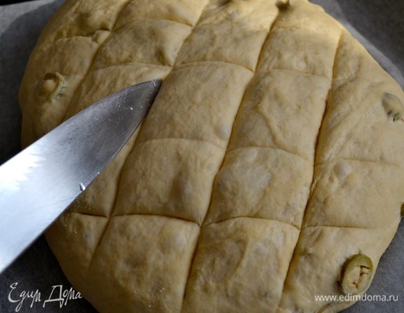 Тесто очень хорошо поднимается! Как только увеличится в объеме как минимум вдвое, разогреть духовку до 180 С (если Ваш хлеб для подъема стоял в духовке, предварительно достать его, а затем включить духовку). На поверхности хлеба очень острым ножом сделать неглубокие диагональные надрезы (как на фото)   