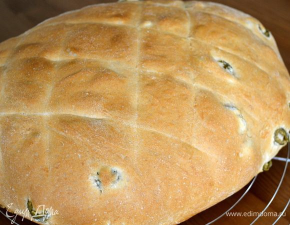 Выпекать хлеб в разогретой духовке около 40 минут. До появления красивой золотистой корочки. Готовый хлеб остудить на решетке.