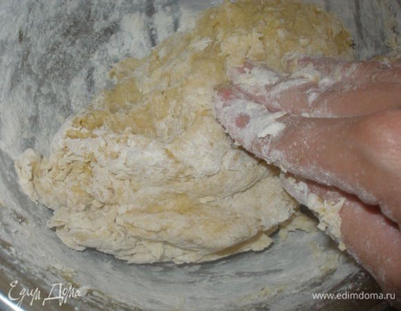 Затем всыпать оставшуюся муку и вымесить руками тесто.