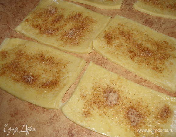 Посыпать коричным сахаром.
