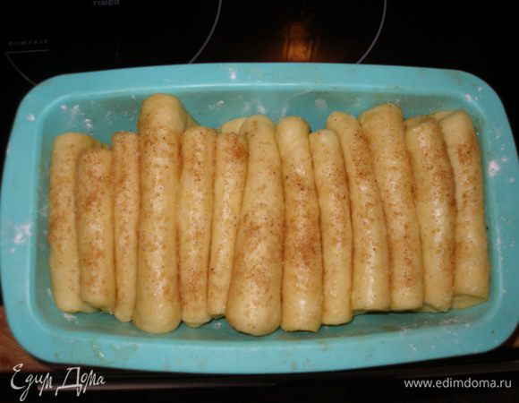 Форму для хлеба смазать маслом и присыпать мукой. И выложить туда "книжечки", присыпать сверху коричным сахаром, накрыть полотенцем и оставить на 30-45 мин.