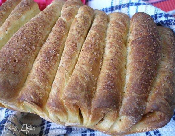 Готовый хлеб достать из духовки, слегка смазать водой или молоком накрыть полотенцем и дать ему остыть. Очень вкусно с чаем,кофе и молоком. Приятного!:)